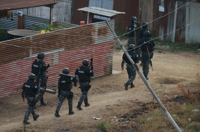 Fuerzas Especiales de la Policía de Ecuador avanzan por un barrio de la ciudad de Guayaquil.