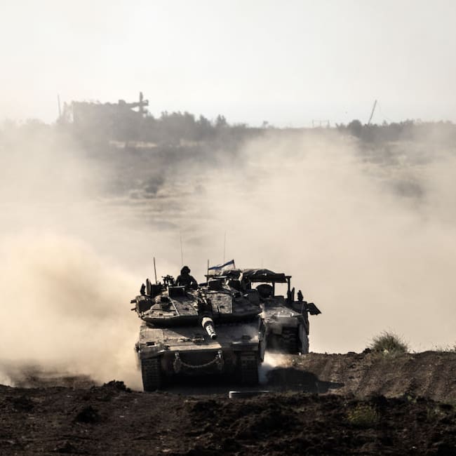 Un grupo de tanques de Israel avanzan hacia la Franja de Gaza, en el territorio de Palestina.