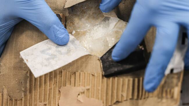 Agentes de aduana europeos detectan un cargamento de cocaína.