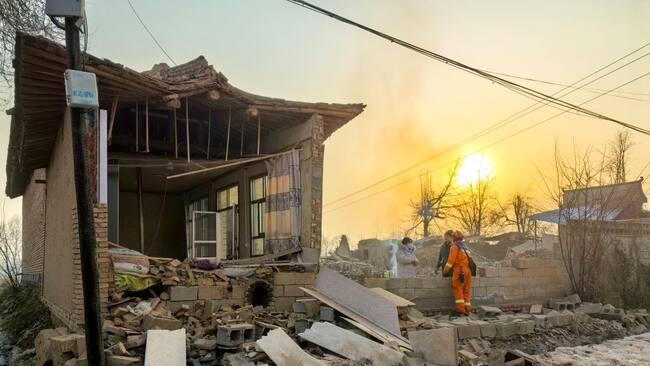 En la provincia de Gansu en China los rescatistas buscan personas entre los escombros, tras la destrucción que deja un terremoto de magnitud 6,2.