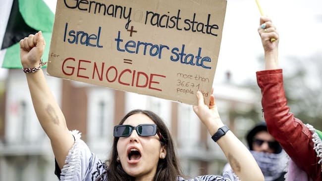 Personas se manifestaron en contra de Israel y Alemania por los ataques militares que enfrenta la Franja de Gaza en Palestina.