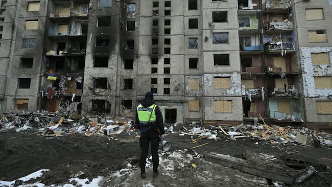 Un policía observa el daño que deja un ataque aéreo de Rusia en un edificio de la región de Kiev en Ucrania.