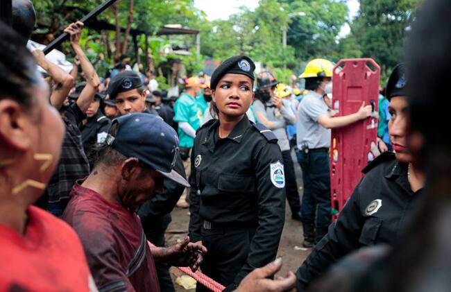 Oficiales de la Policía de Nicaragua resguardan un festival religioso en los alrededores de la capital Managua.