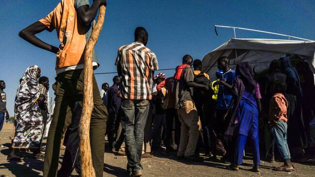 Civiles se resguardan en un campo de refugiados de emergencia mientras huyen del conflicto bélico que afecta a Sudán en África.
