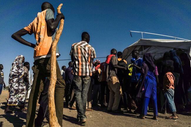Civiles se resguardan en un campo de refugiados de emergencia mientras huyen del conflicto bélico que afecta a Sudán en África.