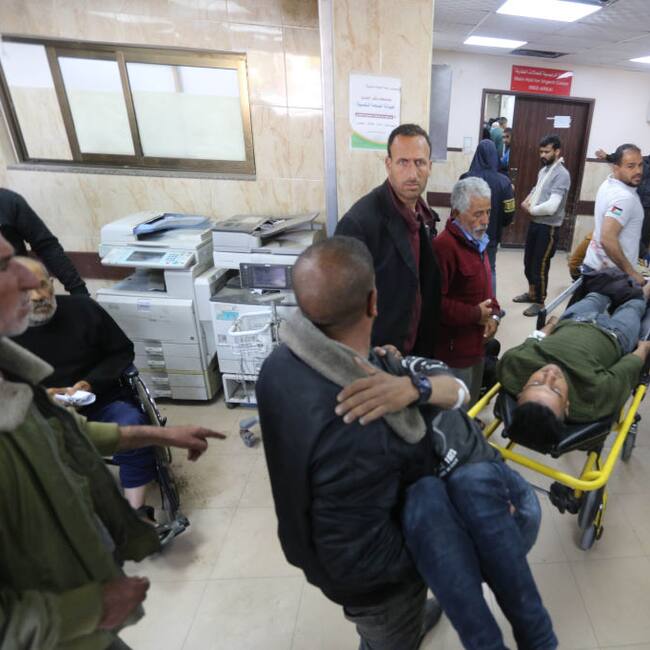 Palestinos de diferentes edades son atendidos en un hospital de la Franja de Gaza, luego de uno de los ataques militares de Israel.