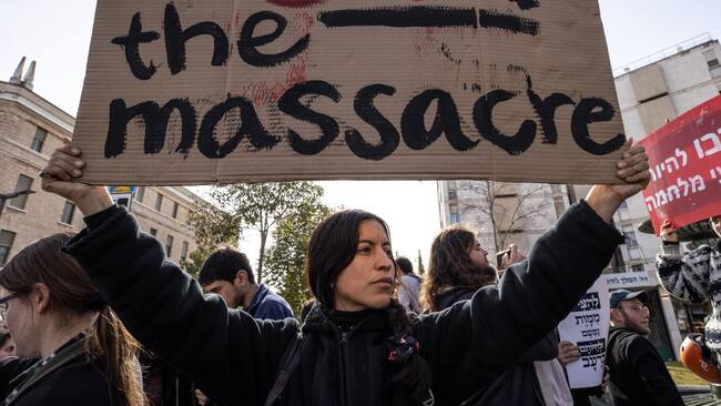 Manifestantes en Jerusalén Occidental piden detener la masacre y el genocidio en la Franja de Gaza de Palestina