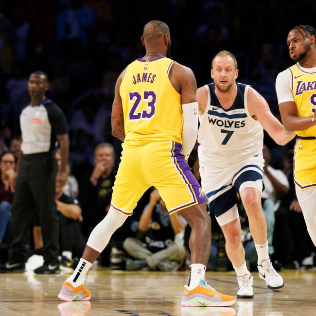 LeBron James hace una pantalla para su hijo Bronny James en el juego entre Los Angeles Lakers y Minnesota Timberwolves en California de Estados Unidos