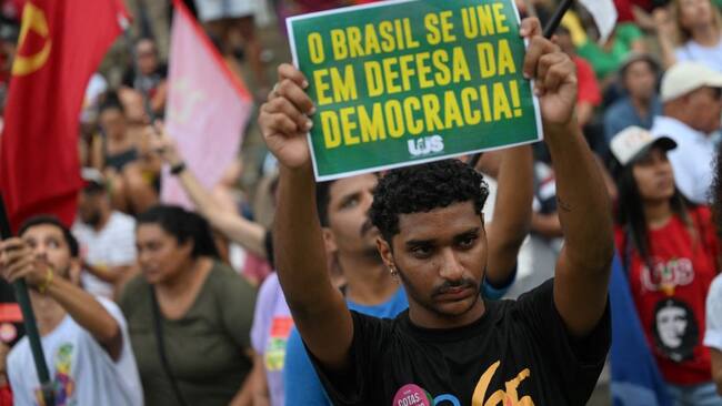 Manifestantes a favor de la democracia en Brasil, a un año del fallido intento de golpe de Estado que intentaran grupos de ultraderecha en Brasil.