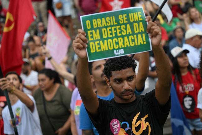 Manifestantes a favor de la democracia en Brasil, a un año del fallido intento de golpe de Estado que intentaran grupos de ultraderecha en Brasil.