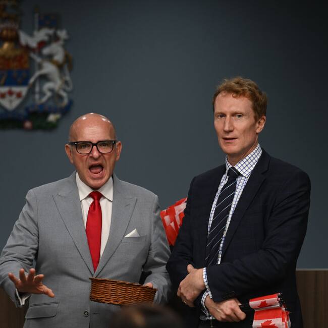 El ministro de inmigración, refugiados y ciudadanía de Canadá, Marc Miller, participa en Edmonton de una ceremonia de entrega de nacionalidad.