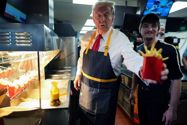 El candidato republicano Donald Trump hace campaña al interior de un restaurante McDonald's en el estado de Pensilvania, en Estados Unidos