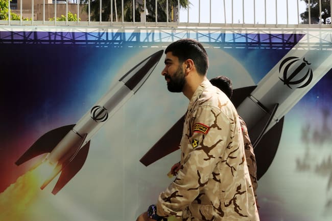 Un hombre camina por las calles de la ciudad de Teherán, luego que Irán recibiera un ataque con drones en diferentes zonas.
