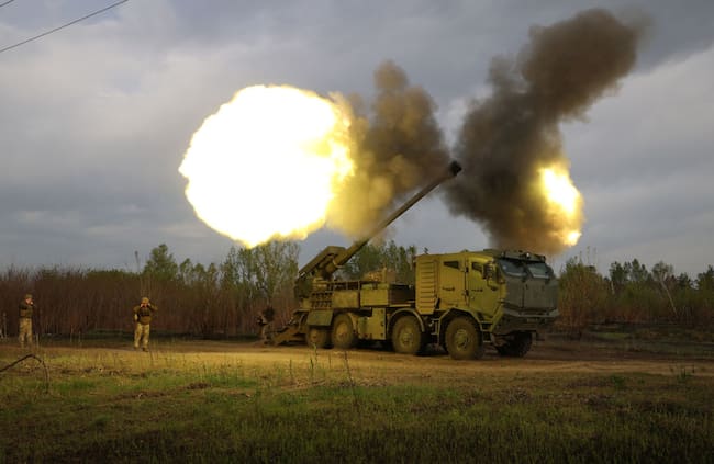 Una brigada de artillería del Ejército de Ucrania dispara misiles desde el óblast de Járkov.
