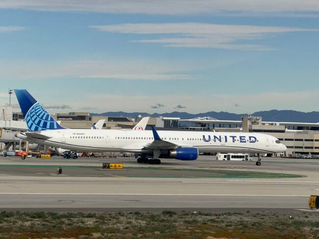 Un vuelo de United Airlines aterriza en el aeropuerto de Los Angeles en Estados Unidos.