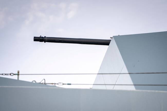 Una fragata de combate danesa navega por el Golfo de Aden, parte de la coalición liderada por Estados Unidos para enfrentar a los rebeldes hutíes.