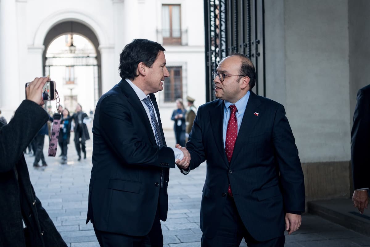 De las críticas en un chat privado al gesto público en La Moneda: la señal de tregua entre Máximo Pavez y Arturo Squella