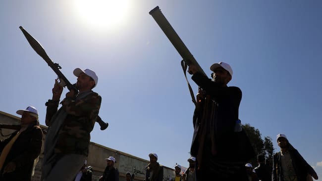 En Yemen marchan con armamento de combate por las calles de Saná tras un llamado a manifestarse realizado por los Ansarolá, conocidos como hutíes.