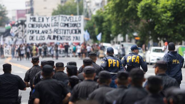 Las fuerzas de seguridad en Argentina se aprestan a reprimir una protesta ciudadana contra el gobierno de Javier Milei en la ciudad de Buenos Aires.