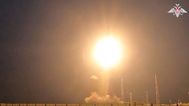 Las fuerzas armadas de Rusia lanzan un misil balístico intercontinental en medio de sus ejercicios militares. Imagen de archivo