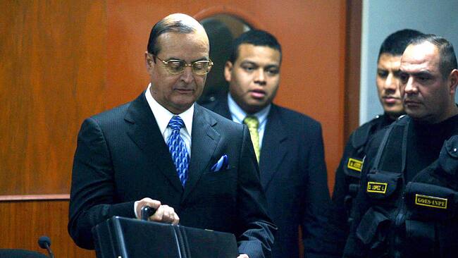 El exasesor y mano derecha de Alberto Fujimori, Vladimiro Montesinos, llega ante el tribunal para entregar su versión de los hechos en Lima del Perú.