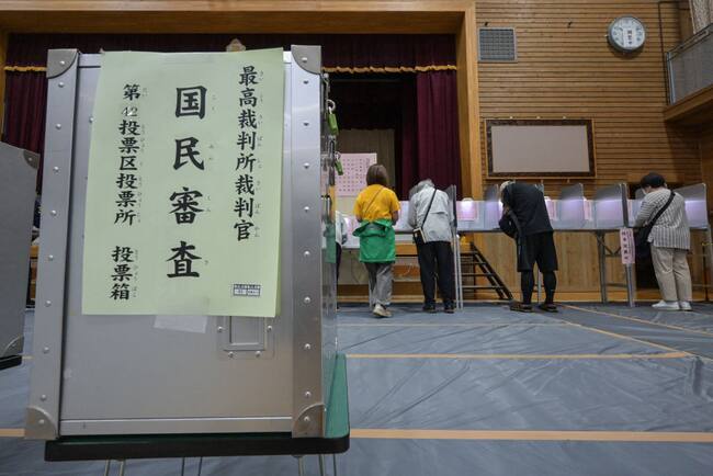 Los ciudadanos emiten sus preferencias en un local de votación en la ciudad de Tokio en Japón