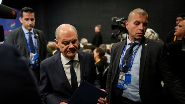 El canciller de Alemania, Olaf Scholz, abandona la sala de conferencias luego de la cita del Consejo Europeo en la ciudad de Budapest en Hungría