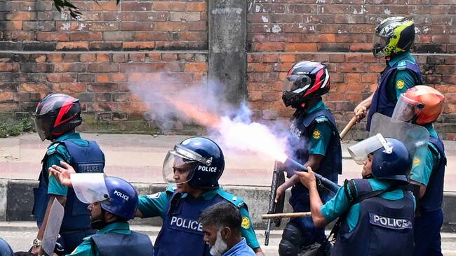 Policía de Bangladesh dispara en contra de manifestantes en la capital Dacca.
