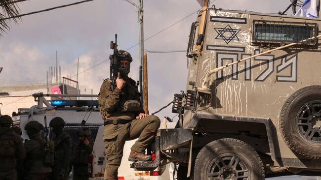 Las fuerzas de seguridad de Israel, totalmente armados, custodian puntos de chequeo en la Cisjordania ocupada de Palestina.