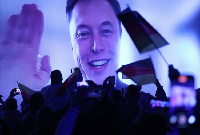 El multimillonario Elon Musk habla de forma virtual durante un evento de campaña electoral del partido de la extrema derecha de Alemania