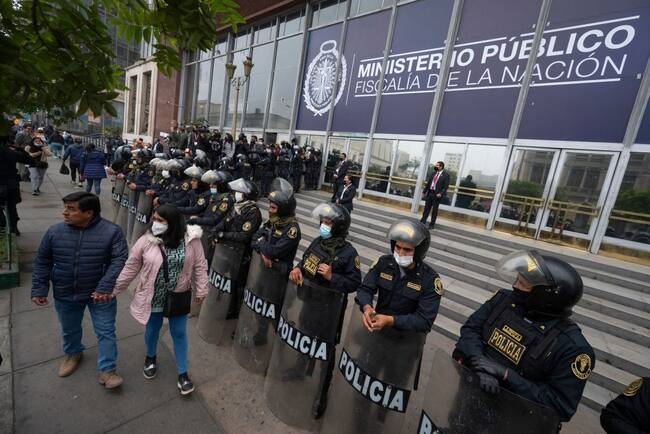 Agentes de la policía del Perú resguardan la sede del Ministerio Público en la ciudad de Lima.