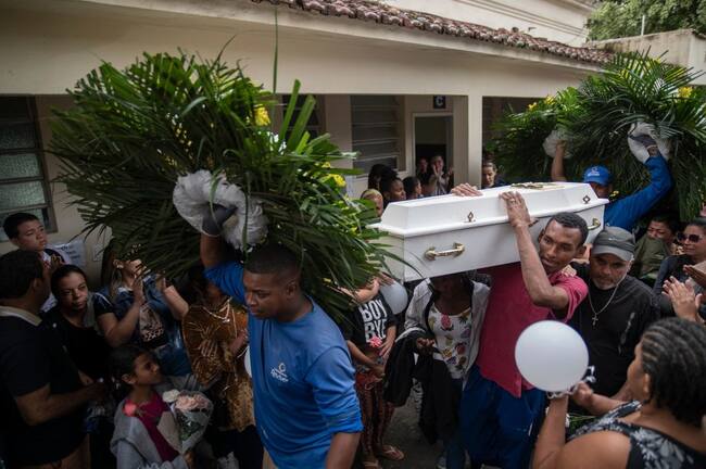 La familia despide a un niño fallecido en Río de Janeiro producto de un disparo en medio del alza del crimen en esa ciudad de Brasil
