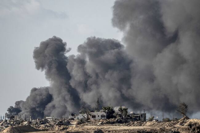El humo se levanta por los bombardeos que lanzan las fuerzas de Israel en contra de la Franja de Gaza.