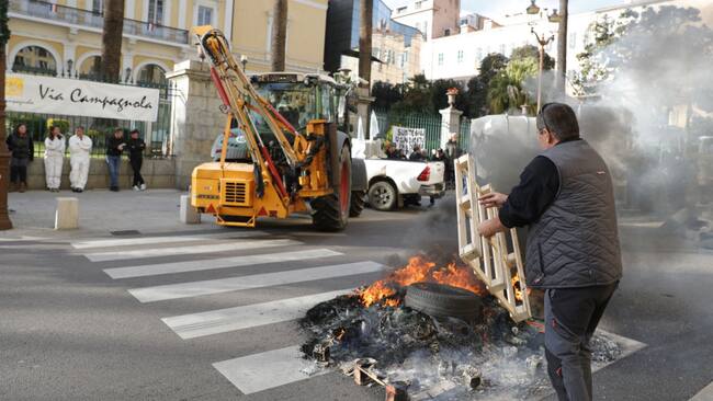 Los agricultores colocan una barricada en las calles de Ajaccio en la isla de Córcega. Los sindicatos en Francia reclaman por la mala situación del sector.