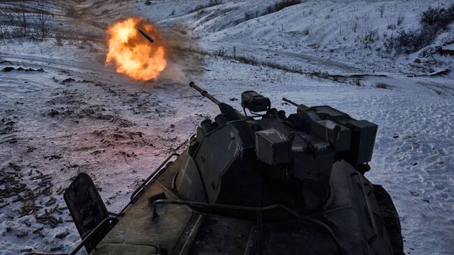 Un tanque del 49° Batallón de Infantería de Ucrania dispara contra posiciones rusas en el campo de batalla en Lyman.