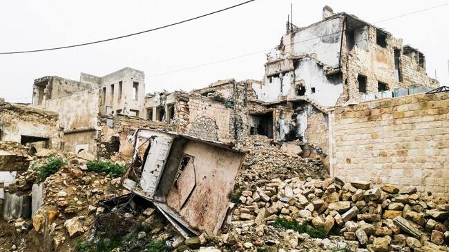 Estructuras y viviendas destruidas por los bombardeos en las cercanías de la ciudad de Alepo en Siria.