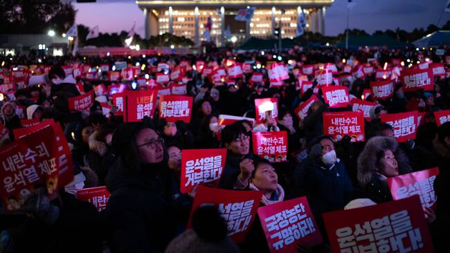 Cientos de miles de manifestantes en Seúl se congregaron a las afueras del parlamento de Corea del Sur para pedir la salida del presidente Yoon Suk Yeol