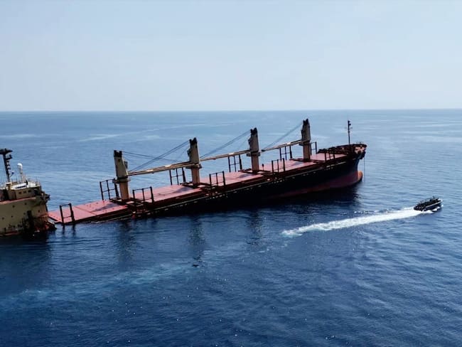 La televisión yemení difundió imágenes de un buque británico que se hunde tras el ataque de los Ansarolá, el grupo rebelde conocido como los hutíes.