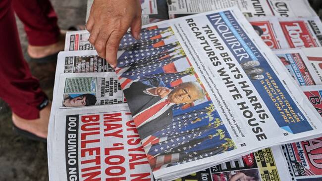 Un periódico en la ciudad de Manila en Filipinas informa del triunfo del republicano Donald Trump en la elección presidencial de Estados Unidos
