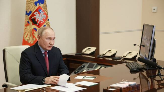 El presidente de Rusia, Vladimir Putin, en medio de una reunión en una oficina en el Kremlin de Moscú.