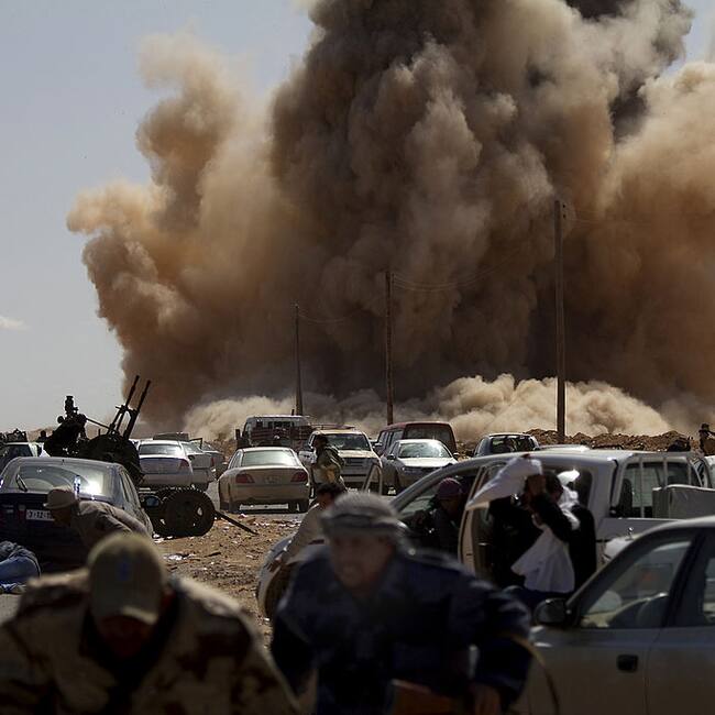 Un avión de combate lanza un misil que impacta cerca de combatientes rebeldes en Libia durante la crisis en 2011.