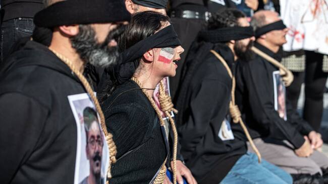 Un grupo de manifestantes en Estambul de Turquía protestan contra el sistema de ejecuciones que mantiene Irán.