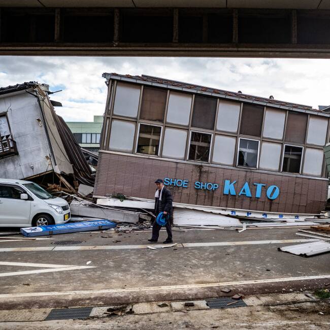 Un hombre camina ante una tienda destruida en la ciudad de Anamizu, una de las consecuencias que deja el terremoto que golpeó a Japón.