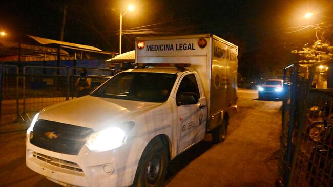 El servicio de medicina forense ingresa a la cárcel de la ciudad de Guayaquil tras un nuevo episodio de violencia entre bandas criminales en Ecuador