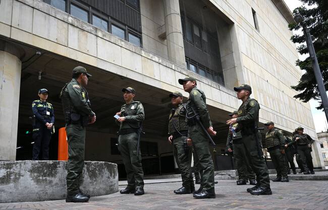 Un grupo de policías custodian los accesos a la sede del Palacio de Justicia de Colombia en la ciudad de Bogotá.