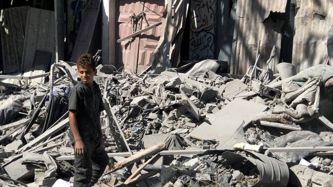 Un niño palestino observa la destrucción que dejan en la Franja de Gaza en Palestina los bombardeos de Israel