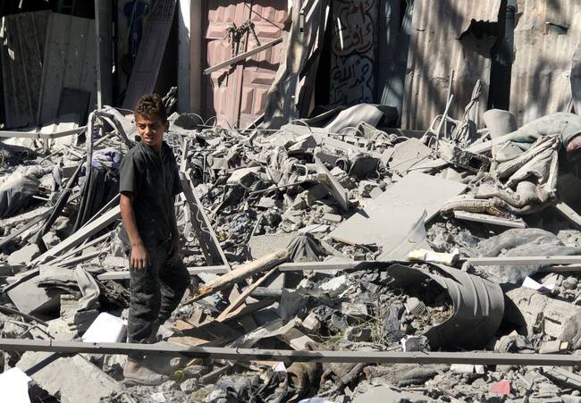 Un niño palestino observa la destrucción que dejan en la Franja de Gaza en Palestina los bombardeos de Israel