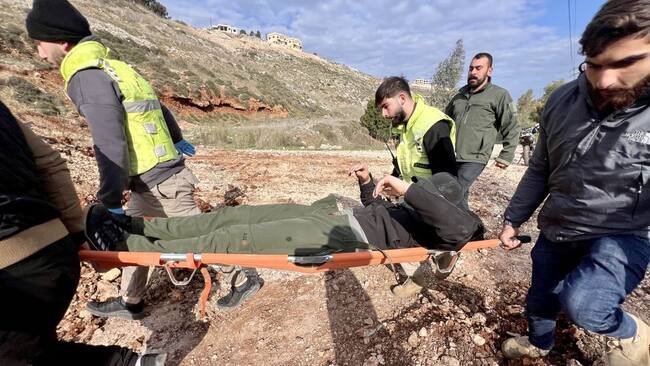 Equipos de emergencia de Líbano trasladan a una persona herida por disparos de las tropas de Israel en la zona sur del territorio libanés