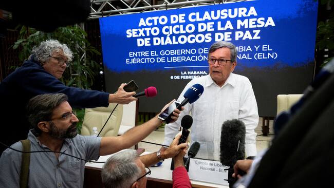 El jefe negociador de la guerrilla ELN, Israel Ramírez Pineda, habla tras la sexta ronda de negociaciones de paz con el gobierno de Colombia.