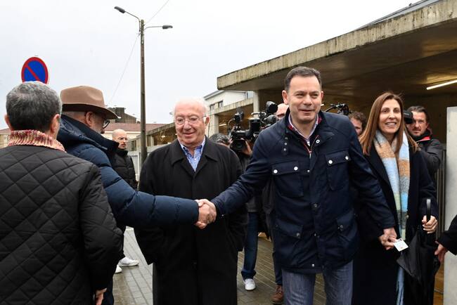 Luis Montenegro de la Alianza Democrática recibe el saludo de las personas en Portugal.